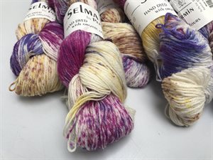 Selma by permin merino / polyamid - hand dyed i violette nuancer